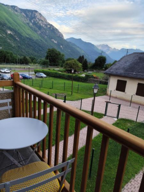Ossau T2 refait a neuf vue montagne proximite du ski navette au village linge de maison inclus au pied de la montagne parking